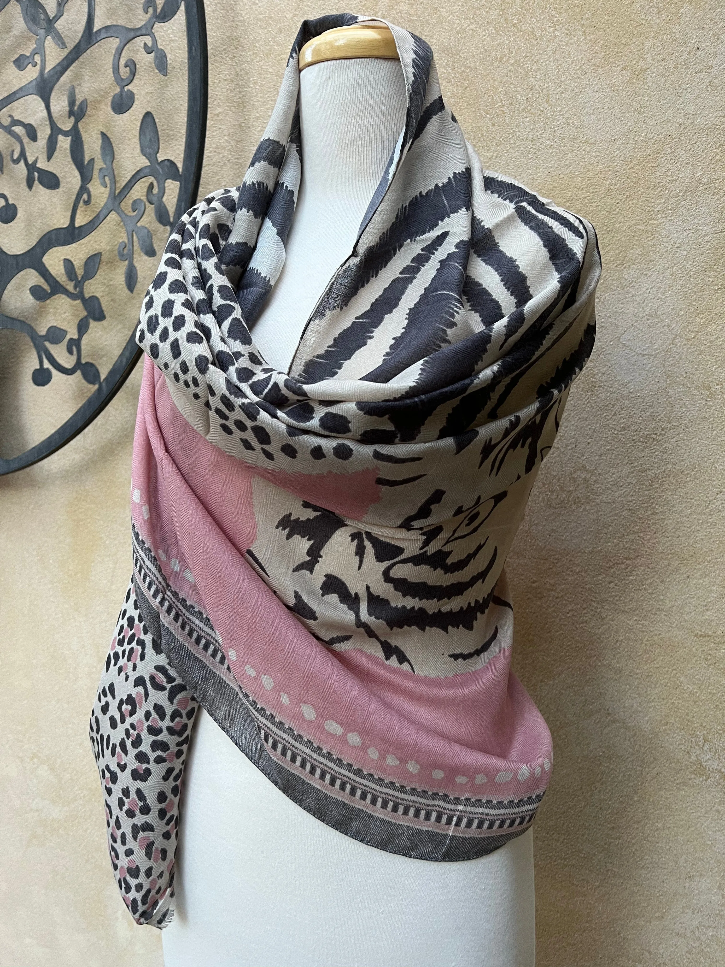 ⭐️ Scarf - Animal Leopard Print - Soft Pink Black