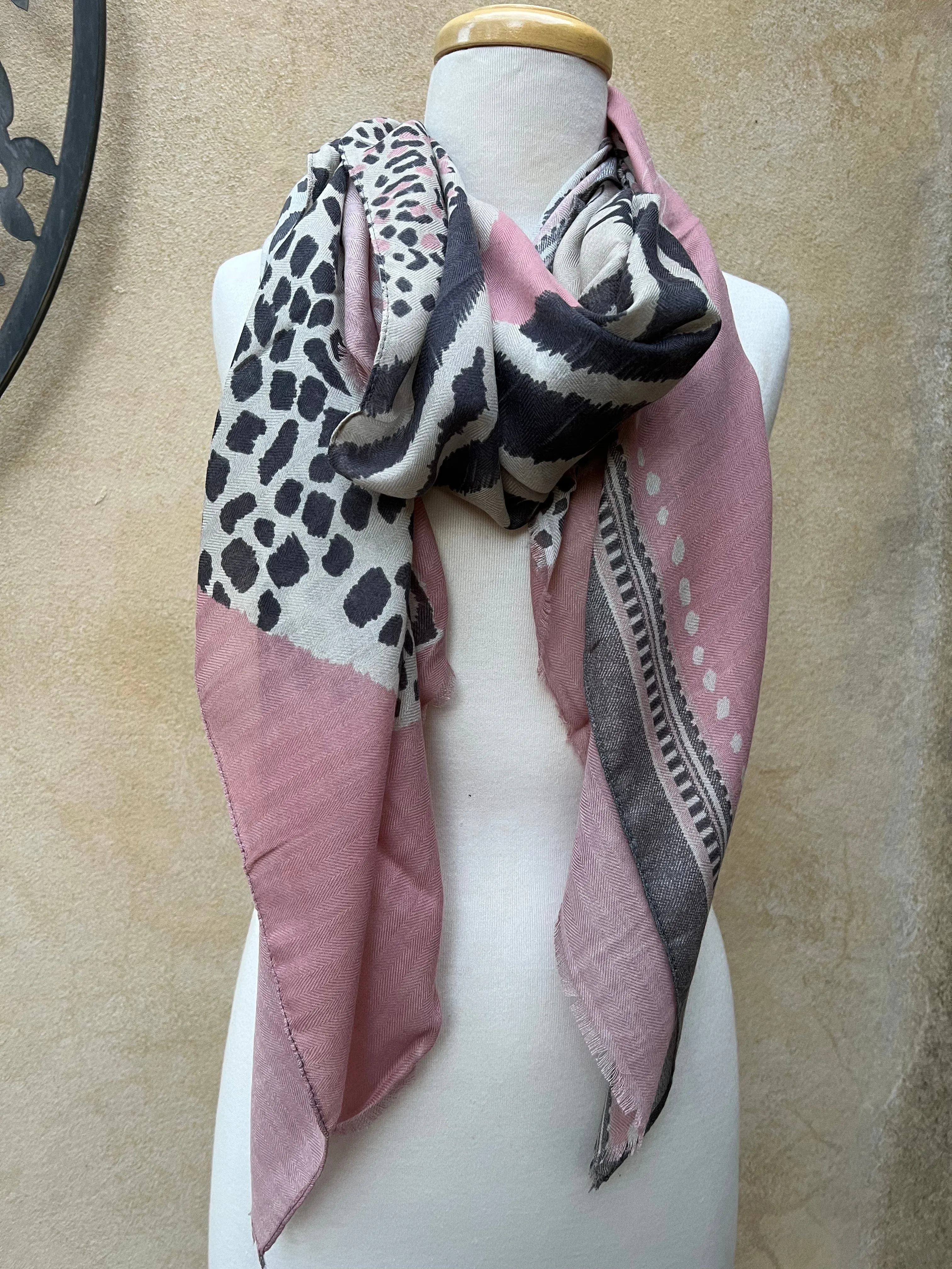 ⭐️ Scarf - Animal Leopard Print - Soft Pink Black