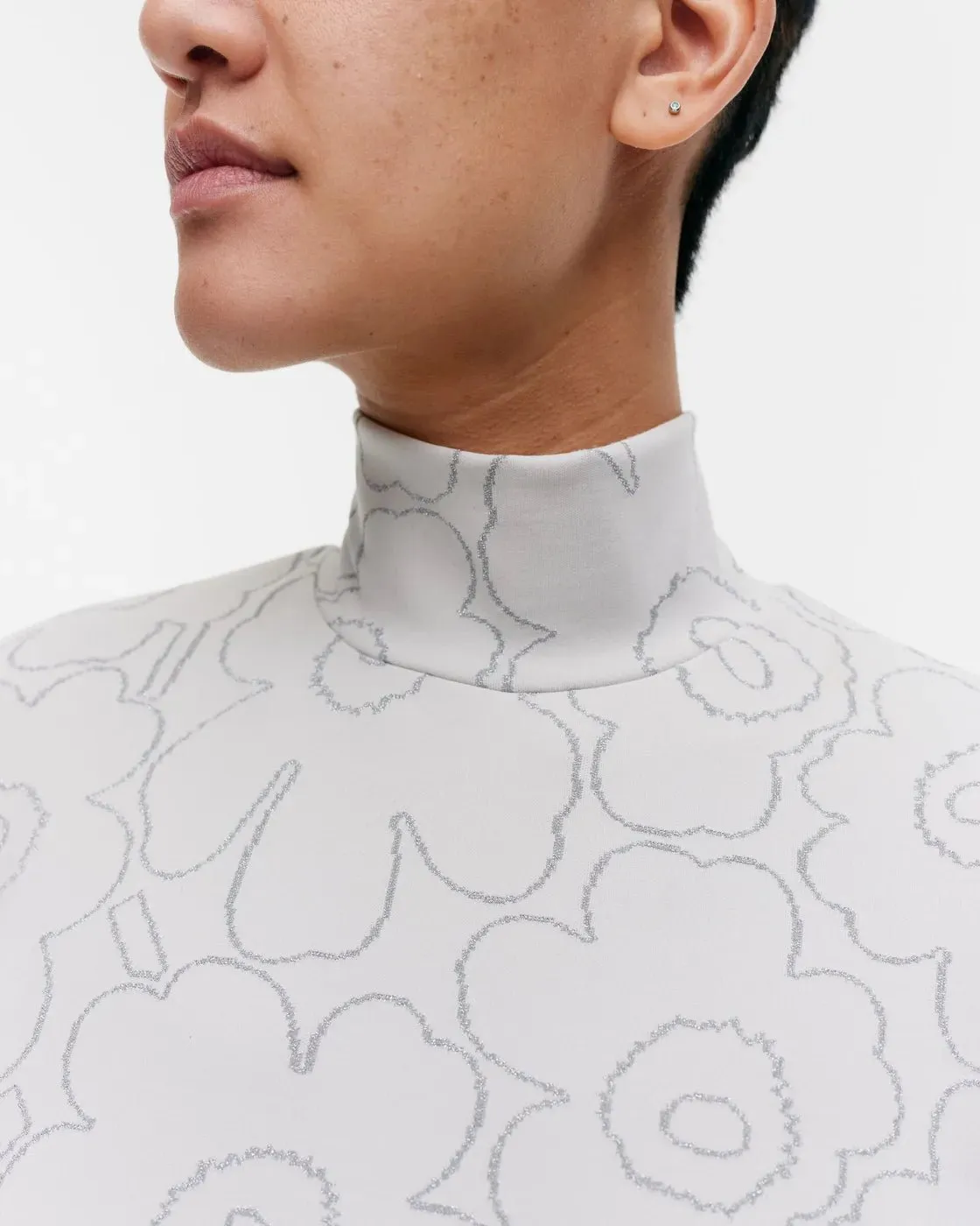 Marimekko | Taittuen Piirto Unikko Jersey Turtleneck | Light Grey, Silver