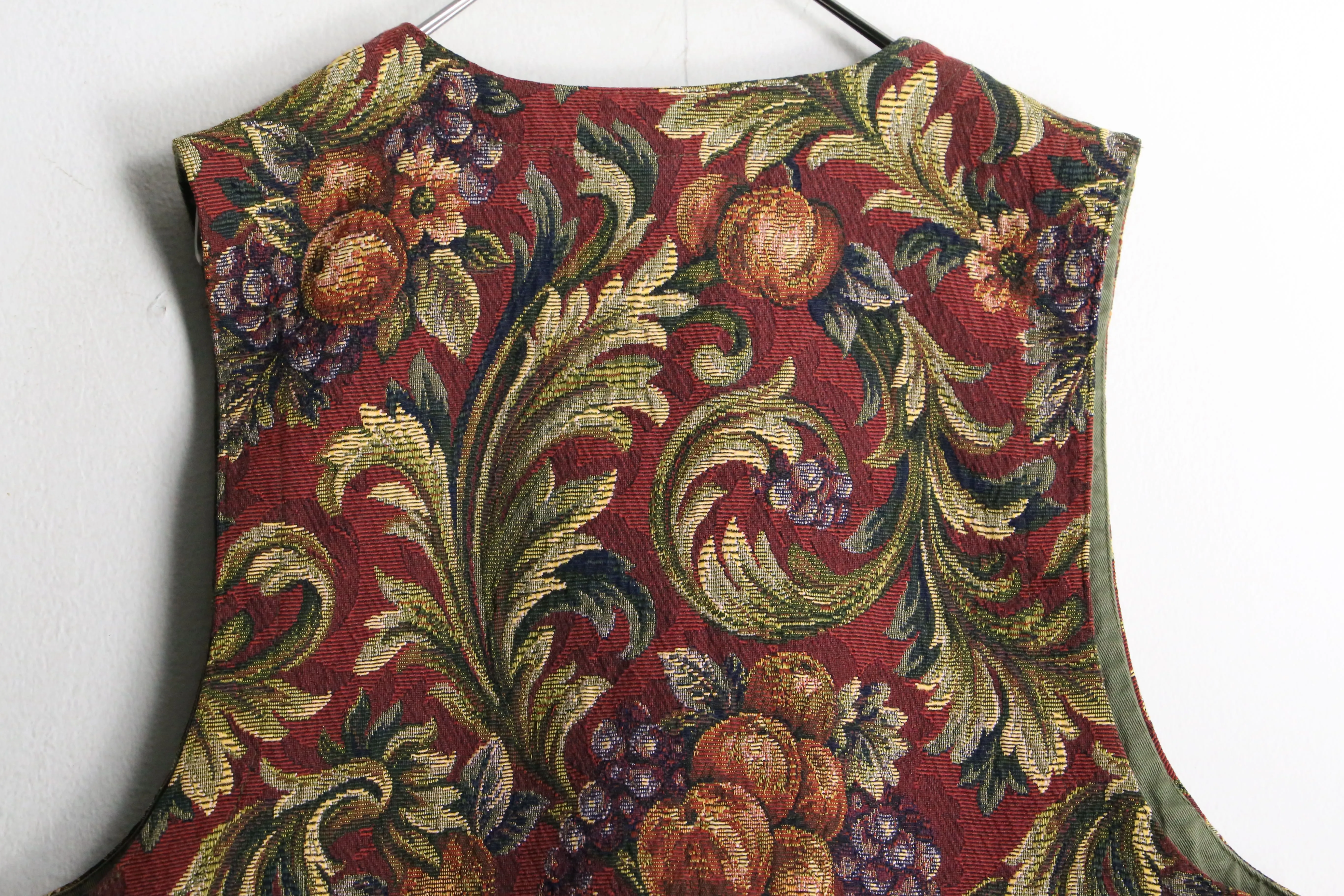 "ORVIS" Indian red fruits pattern gobelin tapestry vest