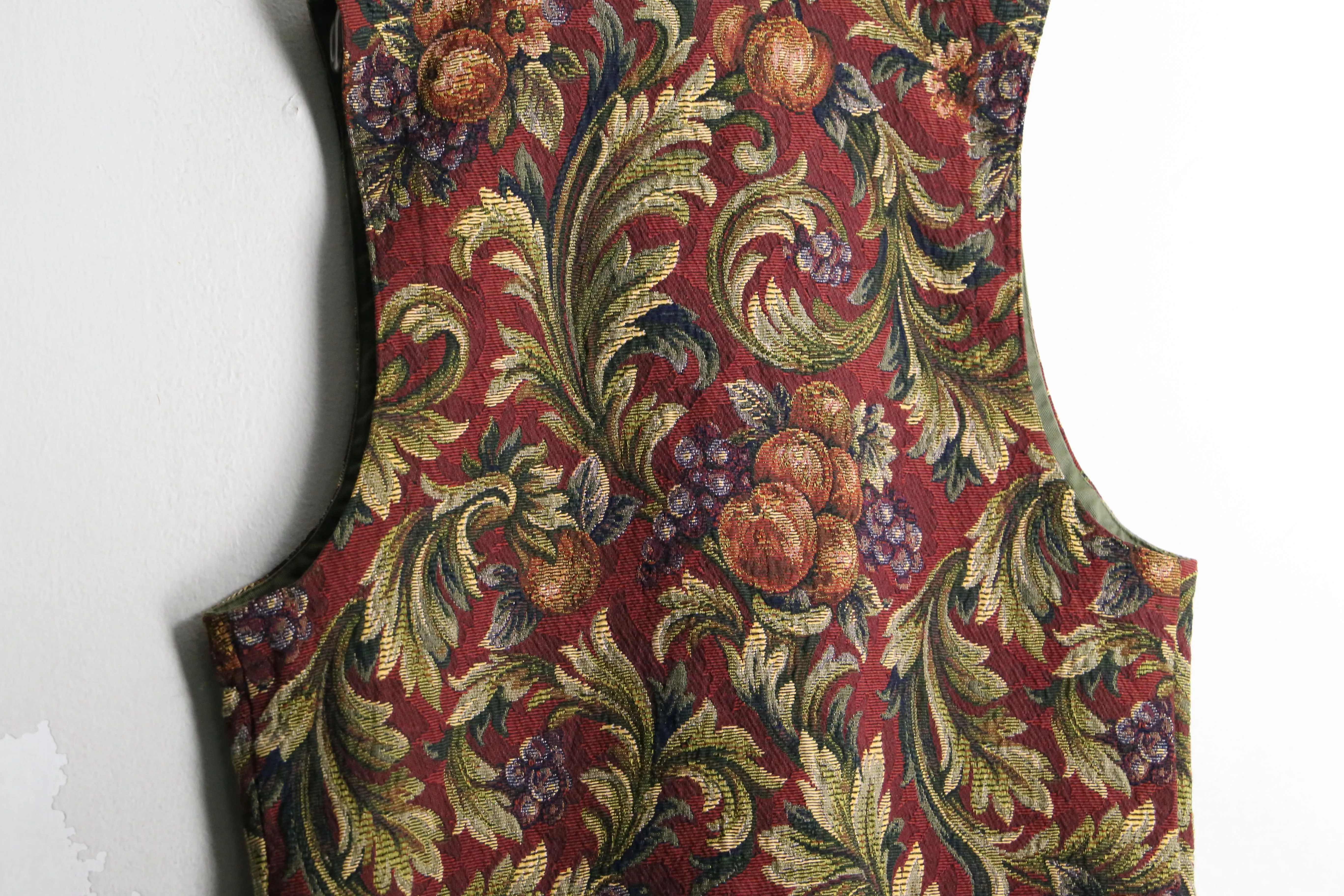 "ORVIS" Indian red fruits pattern gobelin tapestry vest