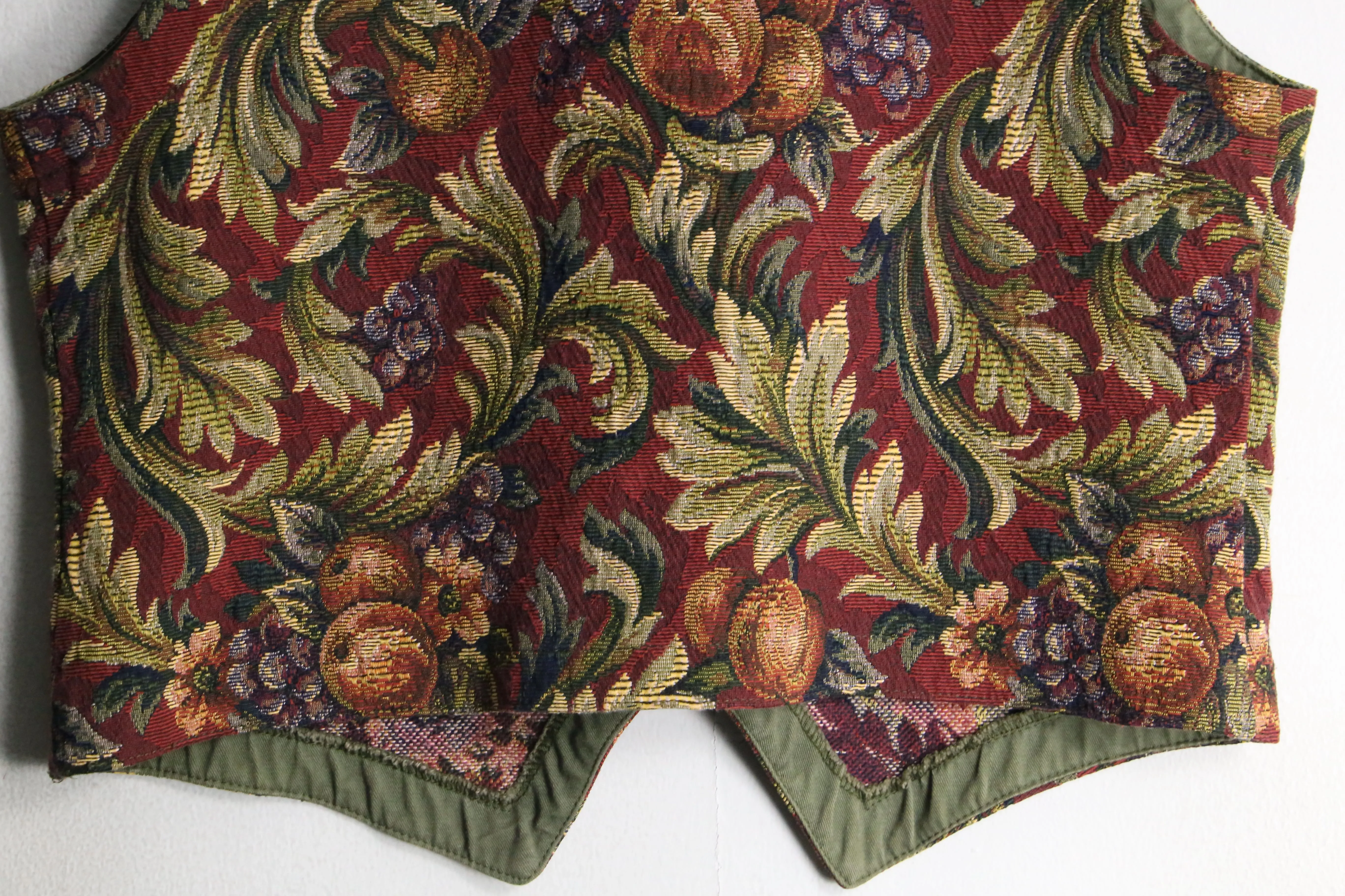 "ORVIS" Indian red fruits pattern gobelin tapestry vest